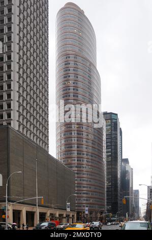 Phillip Johnsons Lipstick Building: Moderne Eleganz in rosa Tönen, eine verspielte Ikone in der Skyline von New York City. Stockfoto