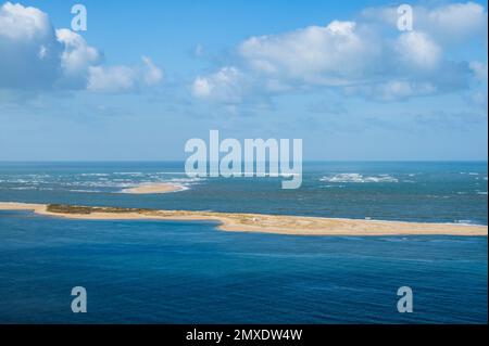 Blick auf den Banc d'Arguine von der Düne du Pilat an der Atlantikküste von Nouvelle-Aquitaine, Frankreich Stockfoto