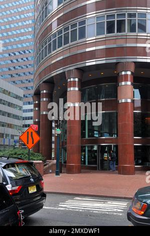 Phillip Johnsons Lipstick Building: Moderne Eleganz in rosa Tönen, eine verspielte Ikone in der Skyline von New York City. Stockfoto