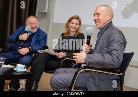 Karlsruhe, Deutschland. 03. Februar 2023. Der Choreograf William Forsythe (r) spricht über seine Arbeit auf einer Pressekonferenz im Karlsruhe Center for Art and Media (ZKM) zusammen mit der Kunsthistorikerin Margit Rosen (m) und dem ZKM-Direktor Peter Weibel (l). Forsythe hat sein Archiv dem ZKM Media Art Center übergeben. Das Zentrum wird die Sammlung der audiovisuellen Medien und Dokumente des Künstlers, die sich über 50 Jahre erstrecken, erhalten und zugänglich machen. Kredit: Christoph Schmidt/dpa/Alamy Live News Stockfoto