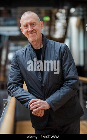 Karlsruhe, Deutschland. 03. Februar 2023. Der Choreographen William Forsythe steht im Karlsruhe Center for Art and Media (ZKM). Forsythe hat sein Archiv dem ZKM Media Art Center übergeben. Das Zentrum wird die Sammlung der audiovisuellen Medien und Dokumente des Künstlers, die sich über 50 Jahre erstrecken, erhalten und zugänglich machen. Kredit: Christoph Schmidt/dpa/Alamy Live News Stockfoto