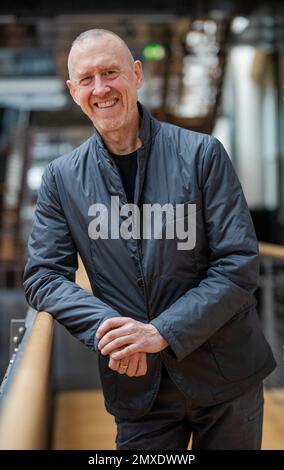 Karlsruhe, Deutschland. 03. Februar 2023. Der Choreographen William Forsythe steht im Karlsruhe Center for Art and Media (ZKM). Forsythe hat sein Archiv dem ZKM Media Art Center übergeben. Das Zentrum wird die Sammlung der audiovisuellen Medien und Dokumente des Künstlers, die sich über 50 Jahre erstrecken, erhalten und zugänglich machen. Kredit: Christoph Schmidt/dpa/Alamy Live News Stockfoto