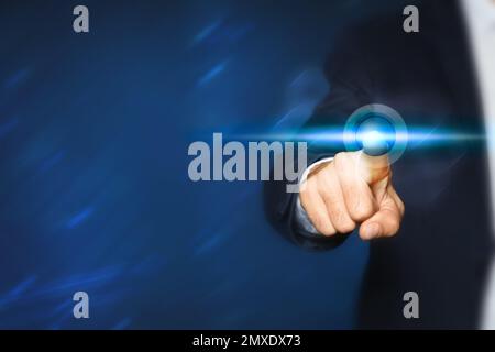 Mann drückt Knopf auf virtuellem Bildschirm, Nahaufnahme. Platz für Text Stockfoto