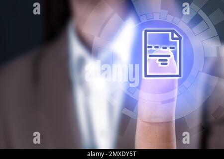 Frau, die auf dem virtuellen Bildschirm auf das Dokumentsymbol klickt, Nahaufnahme Stockfoto