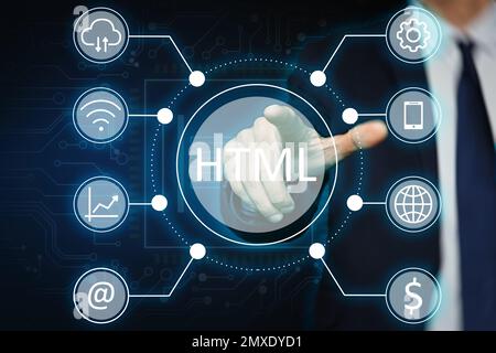 Web-Entwicklung. Mann nahe virtuellem Bildschirm mit Plan, Nahaufnahme Stockfoto