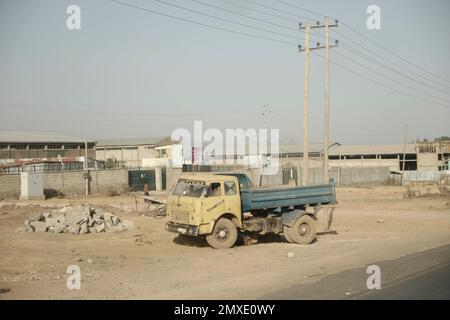 Ich studierte Tischlerei in Finnland und wurde gebeten, nach Äthiopien zu gehen. Alle Porträts und die Menschen sind das Personal der Fabrik. Nette Leute und die Sonne scheint viel. Holzbearbeitung in Afrika Stockfoto
