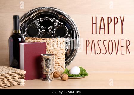 Symbolische Pesach (Passover Seder)-Gegenstände auf Holztisch Stockfoto