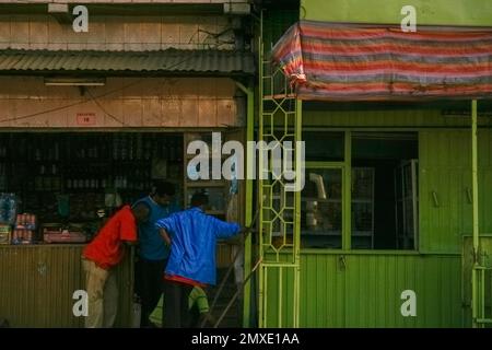 Ich studierte Tischlerei in Finnland und wurde gebeten, nach Äthiopien zu gehen. Alle Porträts und die Menschen sind das Personal der Fabrik. Nette Leute und die Sonne scheint viel. Holzbearbeitung in Afrika Stockfoto