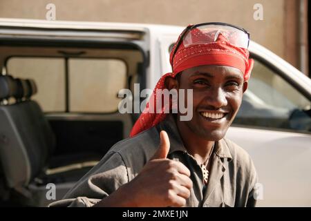 Ich studierte Tischlerei in Finnland und wurde gebeten, nach Äthiopien zu gehen. Alle Porträts und die Menschen sind das Personal der Fabrik. Nette Leute und die Sonne scheint viel. Holzbearbeitung in Afrika Stockfoto