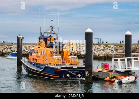 RNLI-Rettungsboot an einer Anlegestelle im äußeren Hafen. Brixham, Devon, England, Großbritannien, Großbritannien Stockfoto