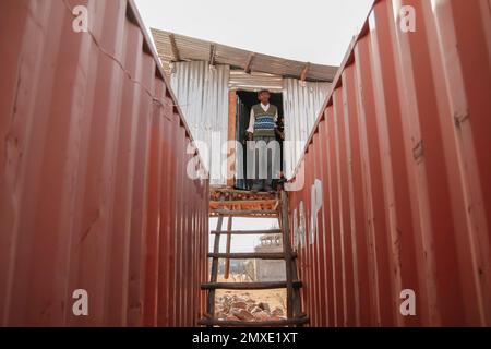 Ich studierte Tischlerei in Finnland und wurde gebeten, nach Äthiopien zu gehen. Alle Porträts und die Menschen sind das Personal der Fabrik. Nette Leute und die Sonne scheint viel. Holzbearbeitung in Afrika Stockfoto