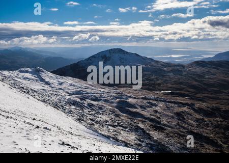 Blick auf Yr Aran und die Küste vom Rhyd DDU-Pfad auf den Hängen des Mount Snowdon im Winter in den Bergen des Snowdonia-Nationalparks. Rhyd DDU Gwynedd Wales UK Stockfoto