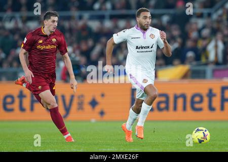 Rom, Italien. 01. Februar 2023. Cyriel Dessers von US Cremonese und Marash Kumbulla von AS Roma während des italienischen Pokalspiels zwischen Roma und Cremonese am 1. Februar 2023 im Stadio Olimpico, Rom, Italien. Kredit: Giuseppe Maffia/Alamy Live News Stockfoto
