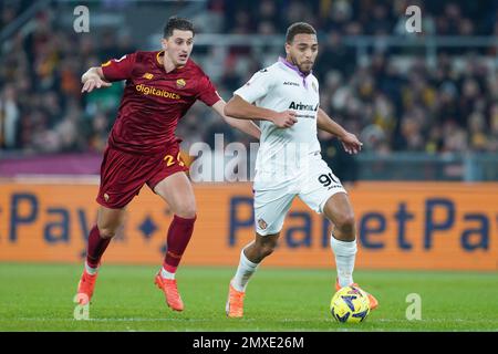 Rom, Italien. 01. Februar 2023. Cyriel Dessers von US Cremonese und Marash Kumbulla von AS Roma treten am 1. Februar 2023 während des italienischen Pokalspiels zwischen Roma und Cremonese um den Ball im Stadio Olimpico in Rom, Italien, an. Kredit: Giuseppe Maffia/Alamy Live News Stockfoto