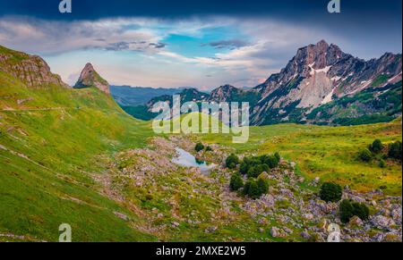 Wunderschöne Sommerlandschaft. Fantastischer Blick am Morgen auf das Bergtal vom Sedlo Pass. Malerische Sommerszene von Durmitor National PRK, Montenegro, Euro Stockfoto