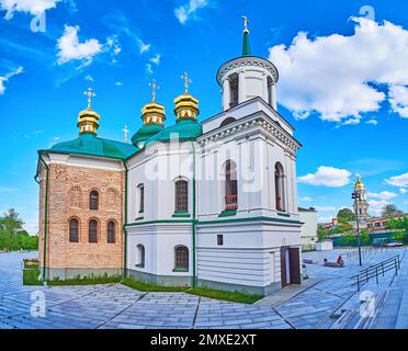 Der elegante historische Erlöser der Berestove Kirche mit goldenen Zwiebelkuppeln, bescheidenen Formen und dem hohen Geat Glockenturm von Kiew Pechersk Lavra Cave Mon Stockfoto