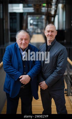 Karlsruhe, Deutschland. 03. Februar 2023. Der Choreograph William Forsythe (r) steht neben Peter Weibel (l), Direktor des Karlsruhe Center for Art and Media (ZKM). Forsythe hat sein Archiv dem ZKM Media Art Center übergeben. Das Zentrum wird die Sammlung der audiovisuellen Medien und Dokumente des Künstlers, die sich über 50 Jahre erstrecken, erhalten und zugänglich machen. Kredit: Christoph Schmidt/dpa/Alamy Live News Stockfoto