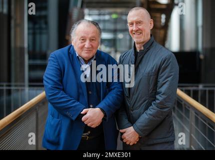 Karlsruhe, Deutschland. 03. Februar 2023. Der Choreograph William Forsythe (r) steht neben Peter Weibel (l), Direktor des Karlsruhe Center for Art and Media (ZKM). Forsythe hat sein Archiv dem ZKM Media Art Center übergeben. Das Zentrum wird die Sammlung der audiovisuellen Medien und Dokumente des Künstlers, die sich über 50 Jahre erstrecken, erhalten und zugänglich machen. Kredit: Christoph Schmidt/dpa/Alamy Live News Stockfoto