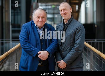 Karlsruhe, Deutschland. 03. Februar 2023. Der Choreograph William Forsythe (r) steht neben Peter Weibel (l), Direktor des Karlsruhe Center for Art and Media (ZKM). Forsythe hat sein Archiv dem ZKM Media Art Center übergeben. Das Zentrum wird die Sammlung der audiovisuellen Medien und Dokumente des Künstlers, die sich über 50 Jahre erstrecken, erhalten und zugänglich machen. Kredit: Christoph Schmidt/dpa/Alamy Live News Stockfoto