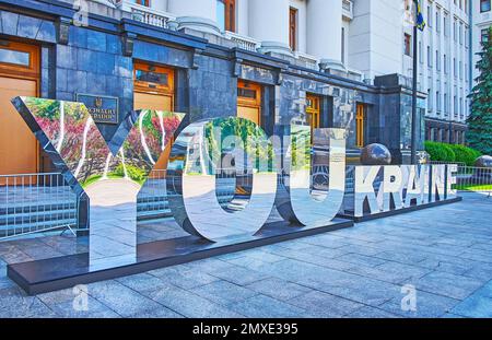 KIEW, UKRAINE - 23. MAI 2021: Die gespiegelte Installation 'YOUkraine 30', gewidmet dem 30-jährigen Jubiläum der Unabhängigkeit der Ukraine, am 23. Mai in Kiew Stockfoto