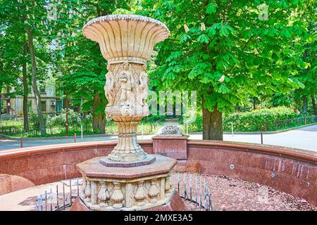 Der geformte Alte Brunnen in Lypky, inmitten des üppigen Parks, Pechersk, Kiew, Ukraine Stockfoto