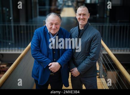 Karlsruhe, Deutschland. 03. Februar 2023. Der Choreograph William Forsythe (r) steht neben Peter Weibel (l), Direktor des Karlsruhe Center for Art and Media (ZKM). Forsythe hat sein Archiv dem ZKM Media Art Center übergeben. Das Zentrum wird die Sammlung der audiovisuellen Medien und Dokumente des Künstlers, die sich über 50 Jahre erstrecken, erhalten und zugänglich machen. Kredit: Christoph Schmidt/dpa/Alamy Live News Stockfoto