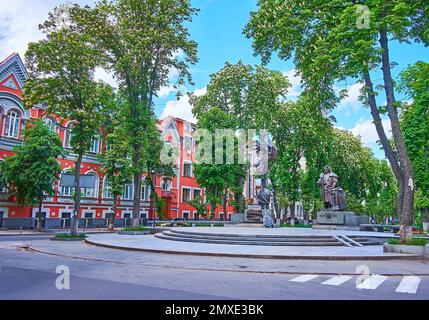 Das Denkmal für Hetman Pylyp Orlyk vor den blühenden Rosskastanienbäumen im Park auf der Lypska-Straße, Lypky, Kiew, Ukraine Stockfoto