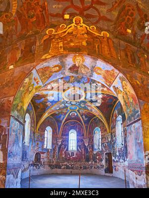 KIEW, UKRAINE - 23. MAI 2021: Der Erlöser der Berestove Kirche, dekorierte antike Fresken und Rippengewölbedecke, am 23. Mai in Kiew, Ukraine Stockfoto