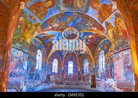 KIEW, UKRAINE - 23. MAI 2021: Panoramablick auf das farbenfrohe Fresken-Interieur der Berestove-Kirche, dekoriert im byzantinischen Stil, am 2. Mai Stockfoto