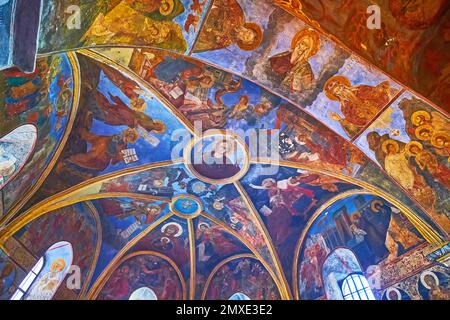 KIEW, UKRAINE - 23. MAI 2021: Die mit Fresken verzierte Rippengewölbedecke des Erlösers in der Berestove Kirche, am 23. Mai in Kiew, Ukraine Stockfoto