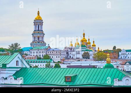 Wahrzeichen des Klosters Kiew-Pechersk Lavra Höhle - großer Glockenturm, Dormitionsdom, Refektorium, Klostergebäude, Kiew, Ukraine Stockfoto