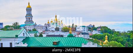 Panorama des Klosters Kiew Pechersk Lavra Cave mit dem Großen Glockenturm, Kuppeln der Schlafkathedrale, Refektorium und Dächern von Klostergebäuden, Ukraine Stockfoto