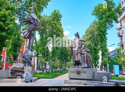 Die Statue von Pylyp Orlyk vor den blühenden Rosskastanienbäumen im Park auf der Lypska Straße, Lypky, Kiew, Ukraine Stockfoto