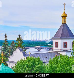 Das Dach und die Kuppel der Empfängnis der St. Anna Kirche des Klosters Kiew Pechersk Lavra Höhle mit Dnieper River und Metro Bridge im Hintergrund, Ukraine Stockfoto