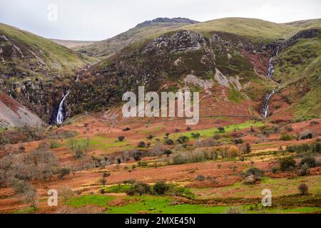 Blick auf die Aber Falls oder die Rhaeadr Fawr und Rhaeadr Fach Wasserfälle im Coedydd Aber National Nature Reserve in Snowdonia. Abergwyngregyn Gwynedd Wales UK Stockfoto