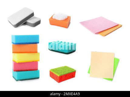 Set mit verschiedenen Schwämmen auf weißem Hintergrund. Reinigungsservice Stockfoto