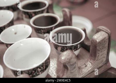 Ich studierte Tischlerei in Finnland und wurde gebeten, nach Äthiopien zu gehen. Alle Porträts und die Menschen sind das Personal der Fabrik. Nette Leute und die Sonne scheint viel. Holzbearbeitung in Afrika Stockfoto