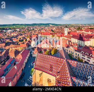 Landschaftsfotografie aus der Luft. Fantastischer Sommerblick auf den Tower of Council. Attraktives Stadtbild von Sibiu, Siebenbürgen, Rumänien, Europa. Reisebegleiter Stockfoto