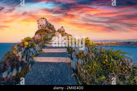 Wunderschöne Meereslandschaft. Wunderbarer Sonnenaufgang am Umhang von Milazzo. Malerischer Sommerblick auf Sizilien, Italien, Europa. Atemberaubende Meereslandschaft des Mittelmeers. Stockfoto