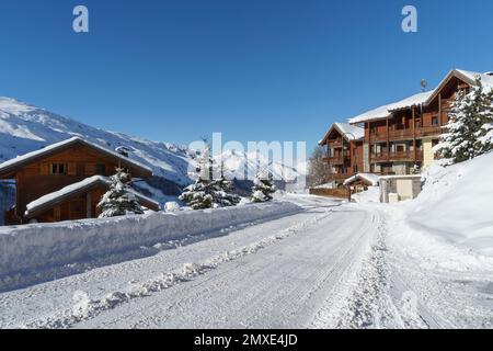 Blick auf Les Menuires, ein Skigebiet zwischen Meribel und Val Thorens im Skigebiet der französischen Alpen 3 Täler Stockfoto