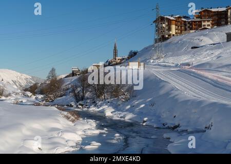 Blick auf Les Menuires, ein Skigebiet zwischen Meribel und Val Thorens im Skigebiet der französischen Alpen 3 Täler Stockfoto