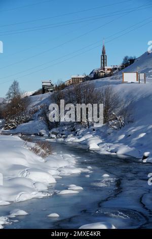 Blick auf Les Menuires, ein Skigebiet zwischen Meribel und Val Thorens im Skigebiet 3 Täler der französischen Alpen Stockfoto