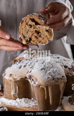 Colomba mit Schokolade. Italienischer Osterkuchen mit Mandeln und Schokolade in Taubenform. Festliches Gebäck ist in Italien traditionell. Stockfoto