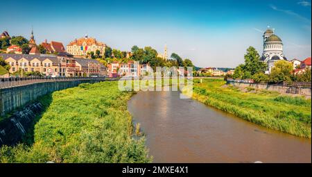 Sonniges Morgenstadtbild von Sighisoara mit Rathaus von Sighisoara und Kirche der Heiligen Dreifaltigkeit im Hintergrund. Wunderbarer Sommerblick auf die mittelalterliche Stadt Trans Stockfoto