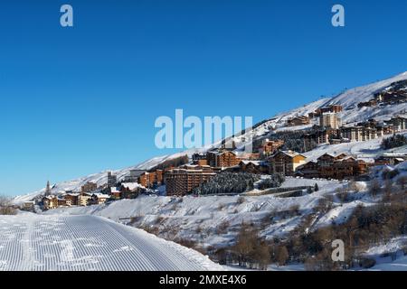 Les Menuires ist ein Skigebiet zwischen Meribel und Val Thorens in der französischen Skiregion Alpen 3 Täler Stockfoto