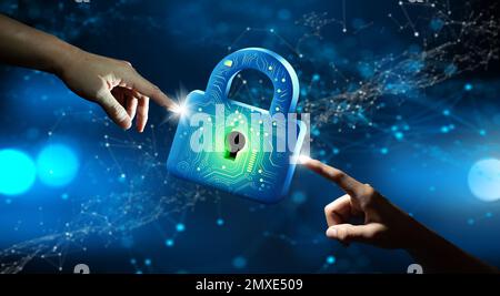 Geschäftsleute zeigen Keyhole in Sachen Datensicherheit. Schutz von Cyber-Daten und Informationen. Sicherheit zukünftiger Technologien, Netzwerkschutz. Stockfoto