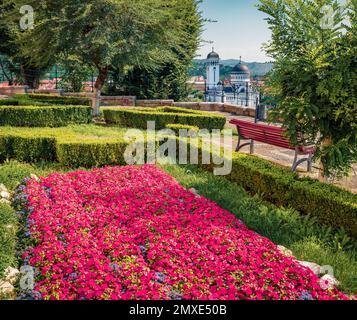 Сharm der antiken Städte Europas. Sonniges Morgenstadtbild von Sighisoara mit der Kirche der Heiligen Dreifaltigkeit im Hintergrund. Wunderbarer Sommerblick auf das Mittelalter Stockfoto