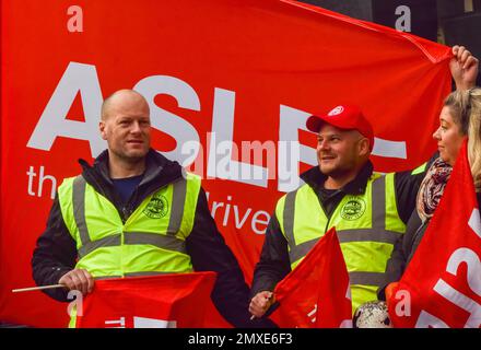 London, Großbritannien. 03. Februar 2023. ASLEF-Mitglieder (Associated Society of Locomotive Engineers and Firemen) halten Gewerkschaftsflaggen an der Streikposte vor Euston Station, während die Zugführer ihren Streik im gesamten Vereinigten Königreich fortsetzen. (Foto: Vuk Valcic/SOPA Images/Sipa USA) Guthaben: SIPA USA/Alamy Live News Stockfoto