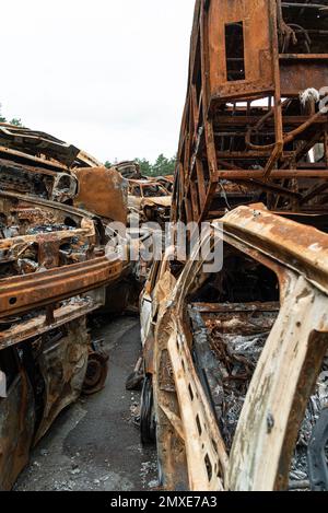 Müllkippe von vom Krieg zerstörten Autos in der Ukraine Stockfoto