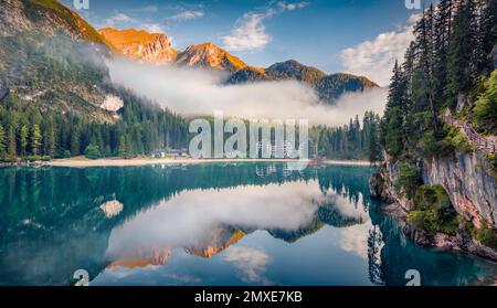 Wunderschöne Sommerlandschaft. Nebliger Blick am Morgen auf den Braies (Pragser Wildsee) See. Herrliche Sommerszene des Nationalparks Fanes-Sennes-Braies, Dolomiti Al Stockfoto